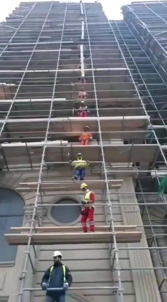 这样运送建筑材料的,也就这个国家想的出来,真的是长见识了