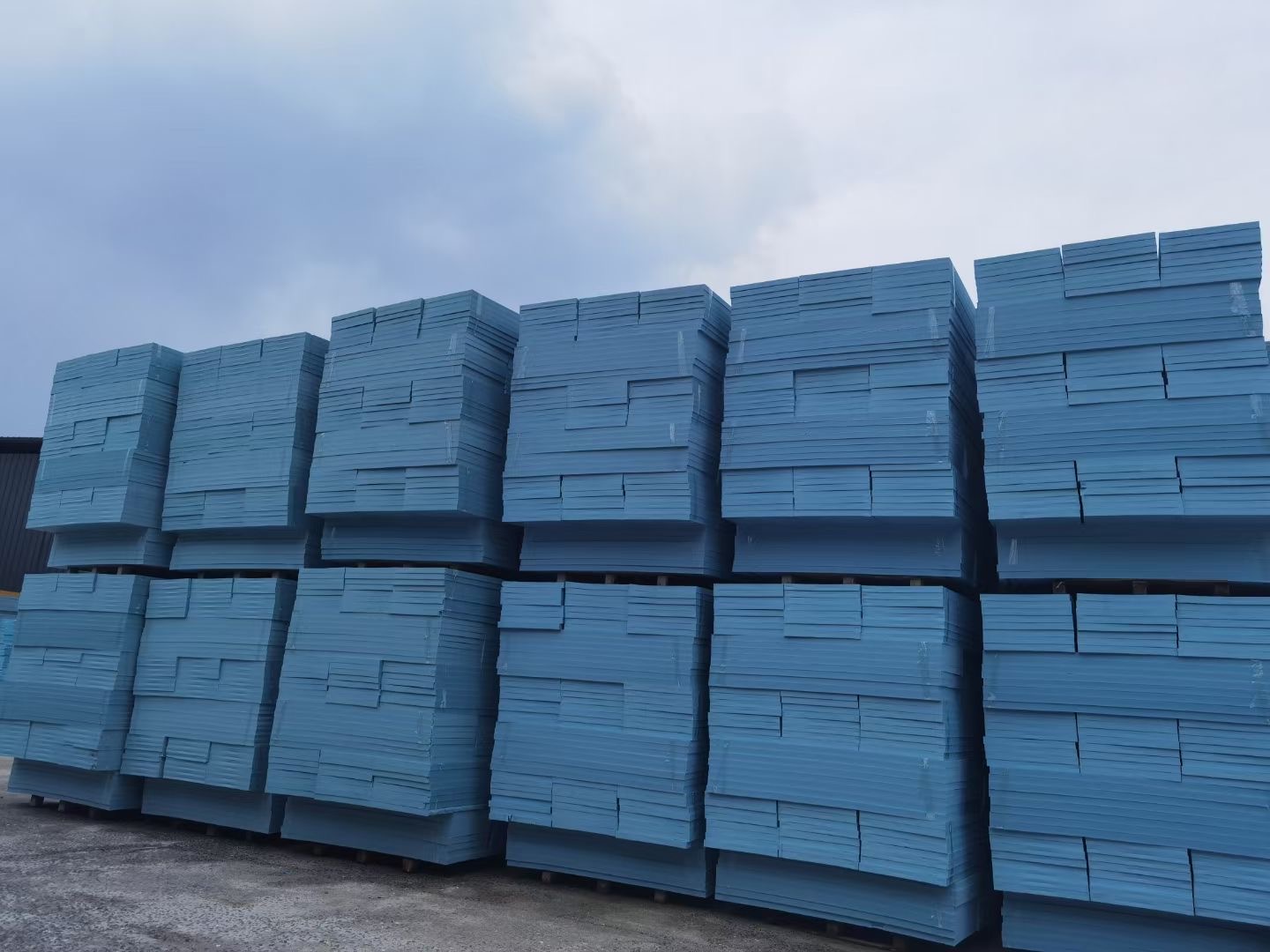 南宁xps挤塑板供应分享挤塑板本身具有极高的抗压强度,可以承受不同种